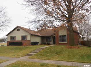 2575 Chesterfield Dr, Bettendorf, IA