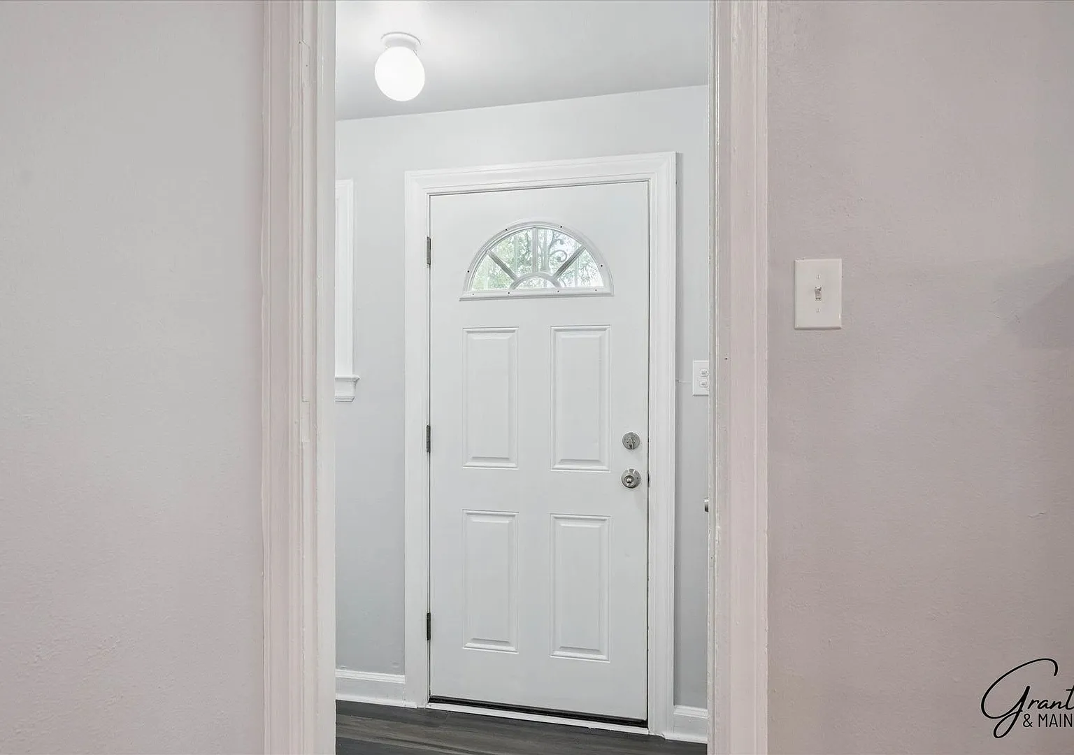 $1325 3 bedroom bungalow — Photo 3