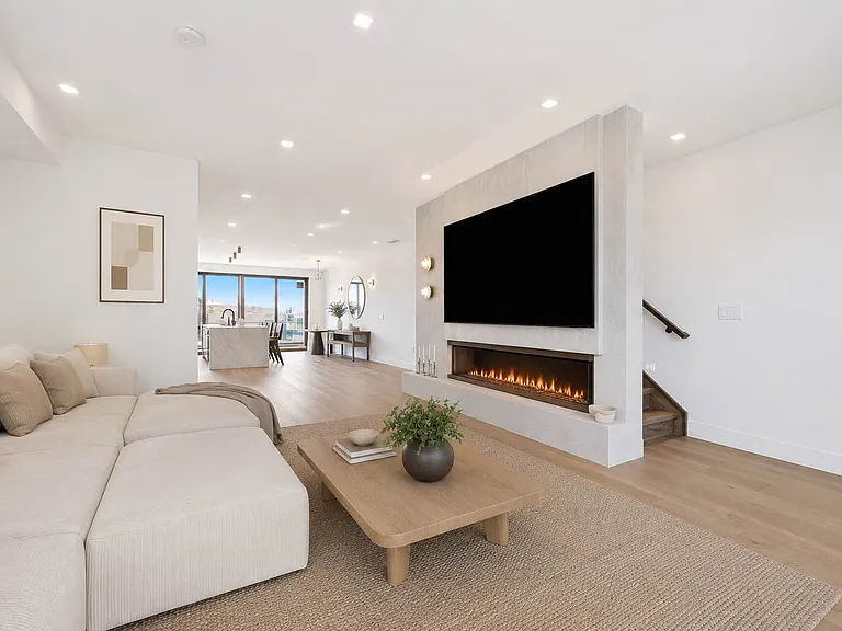 21-17 38th St #PENTHOUSE — Photo 5