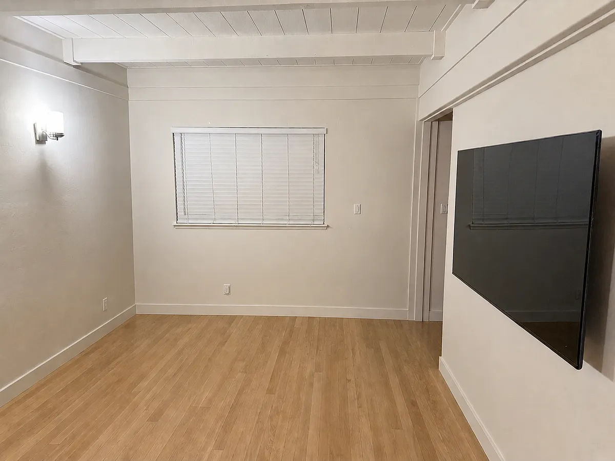 Building Photo - 532 Tyrella Ave #9