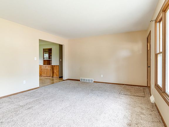 3rd image of 3906 Blackhawk Dr SW