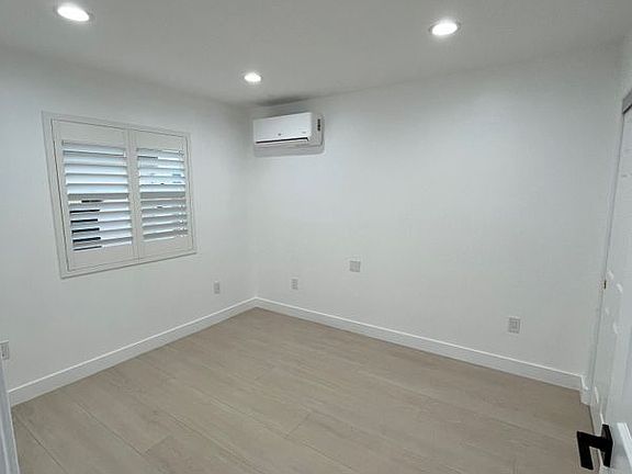 3rd image of 8682 Oasis Ave #B