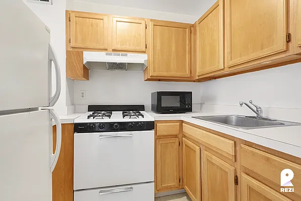 Rented by REZI | media 12