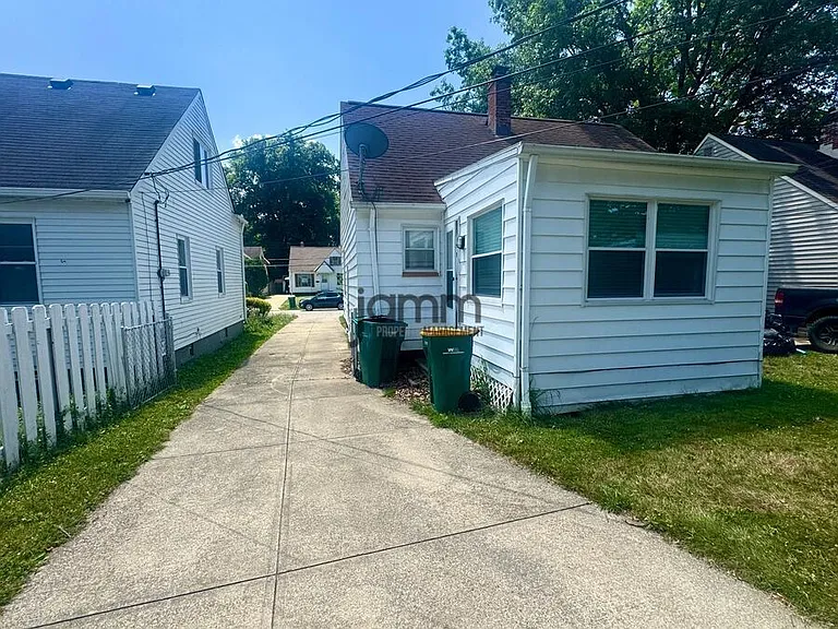 18713 Waterbury Ave — Photo 27