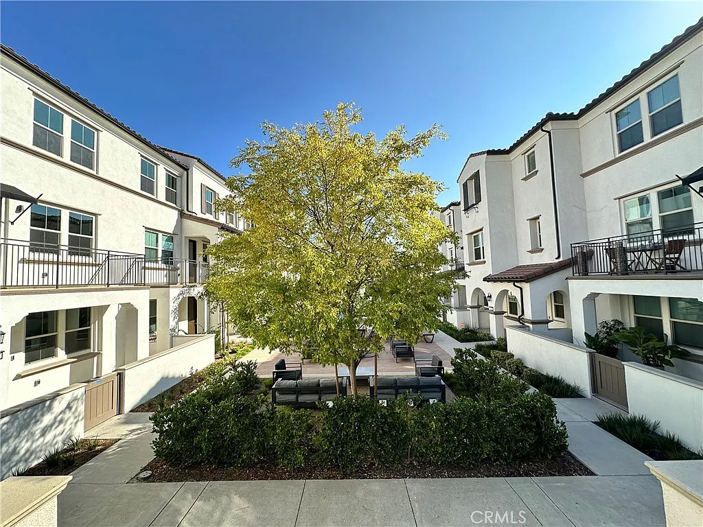 4 bed, 3.5 bath, 2182 sqft, $3,995 — Photo 3