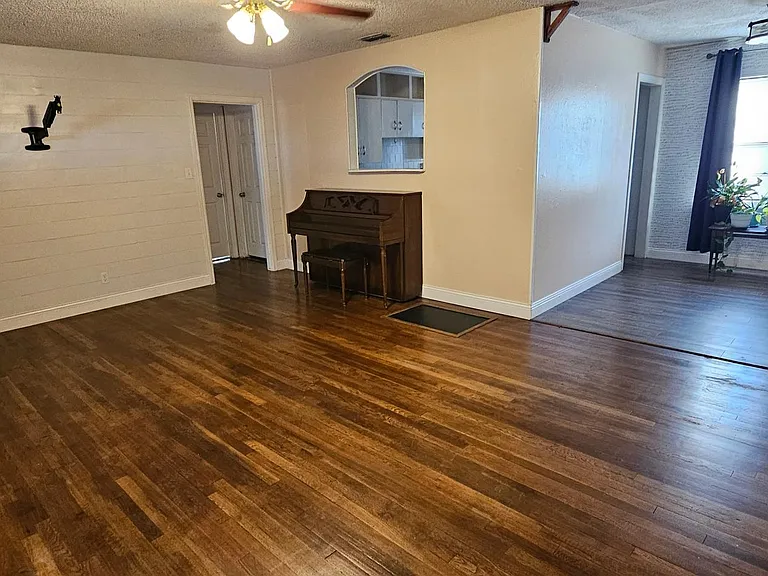 1219 Harris St — Photo 4