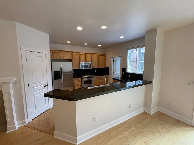 918 SW Vantage Point Way — Photo 2