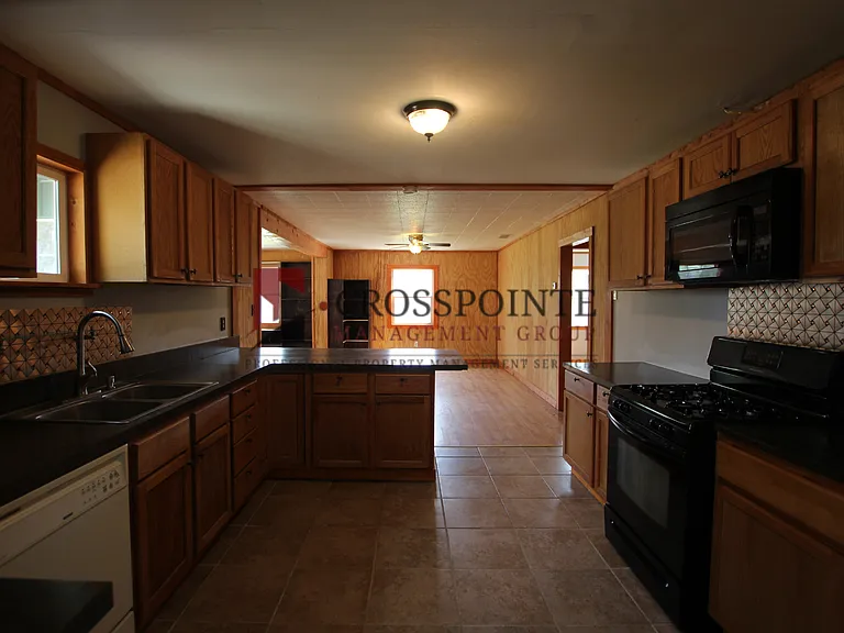 110 S Hunter St — Photo 18