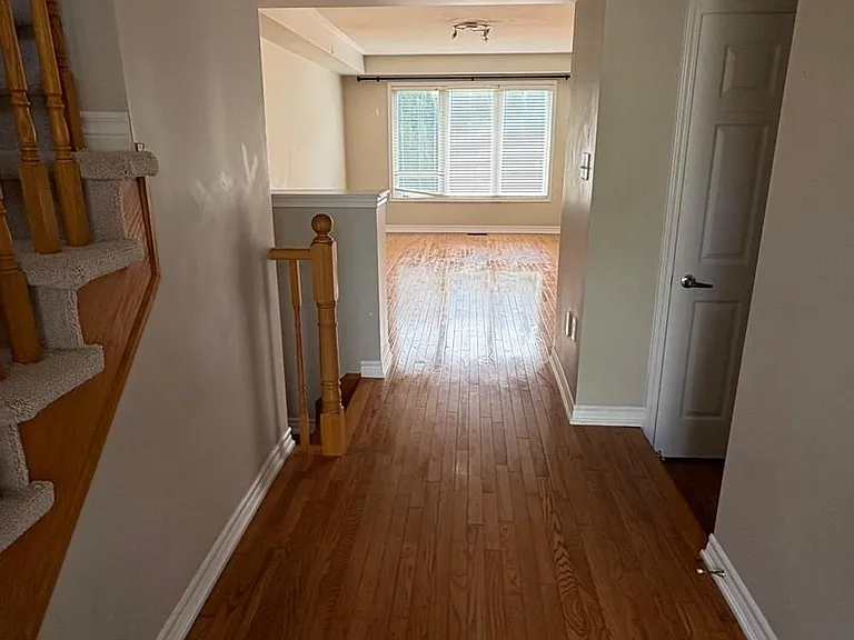 52 Dougherty Cres — Photo 3