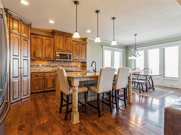 5th image of 701 SW Eagle Dr