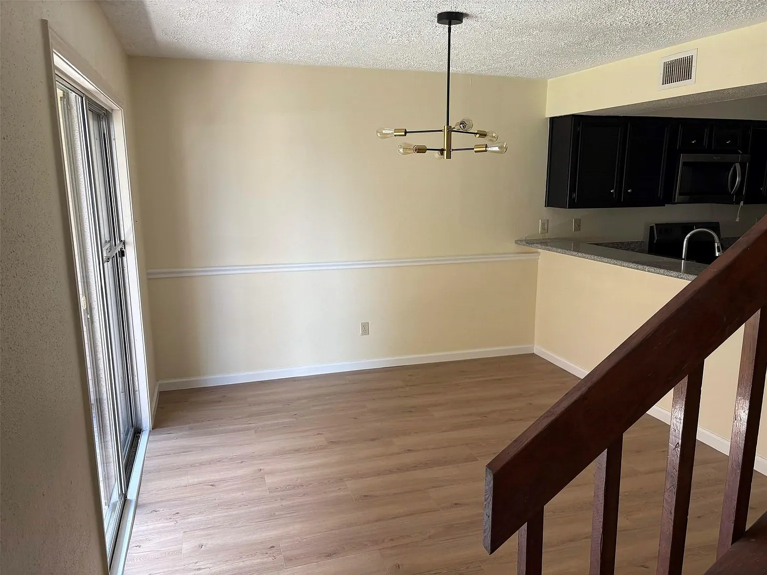 2 bed, 2.5 bath, 5834 sqft, $1,250 — Photo 2