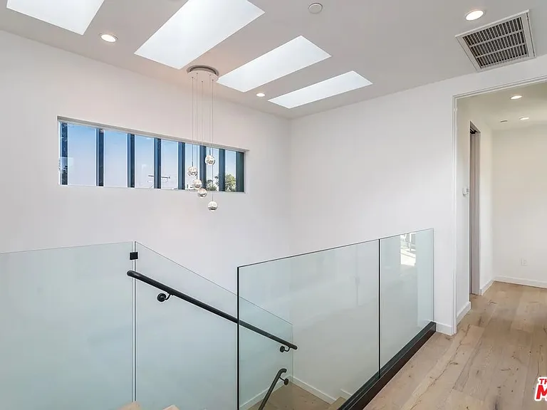 8932 Dorrington Ave — Photo 15