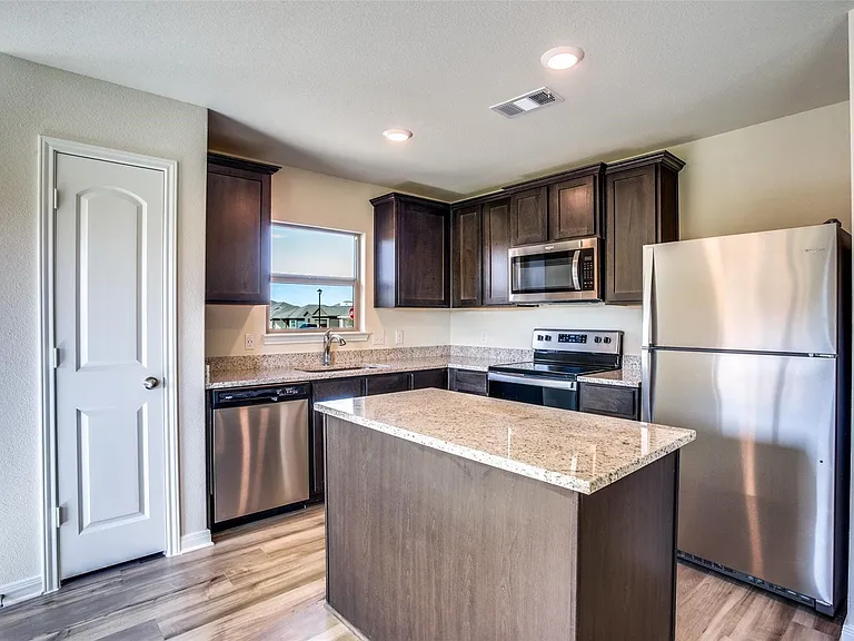 105 Lady Bird Ct — Photo 4
