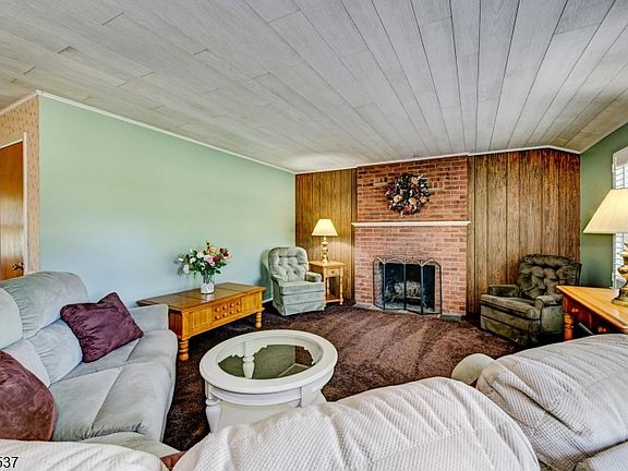 5th image of 34 Lindstrom Dr