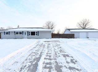 1424 W Sunset Dr, Taylorville, IL 62568