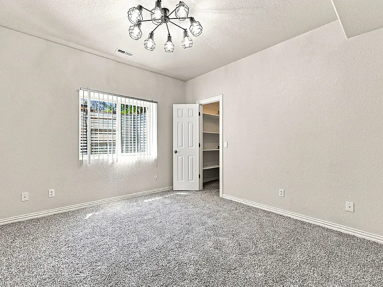 2425 Vanreen Dr — Photo 47
