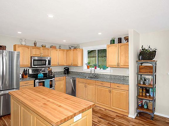 3rd image of 26923 NE Virginia St