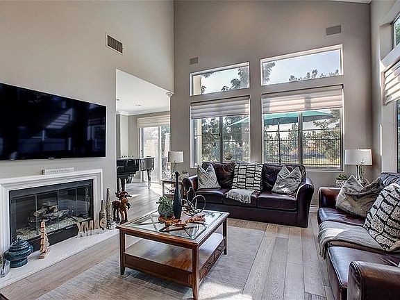 3rd image of 2951 W Bradley Pl