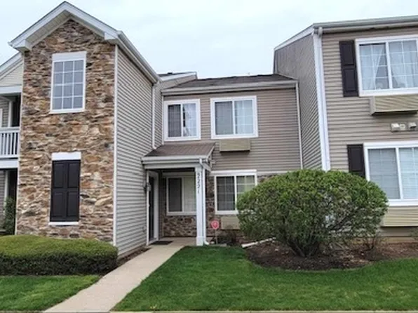 2221 Silverstone Dr #2221, Carpentersville, IL 60110