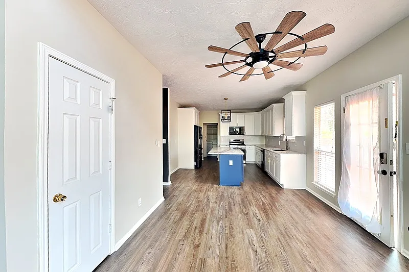 3 bed, 2.5 bath, 2580 sqft, $2,550 — Photo 4