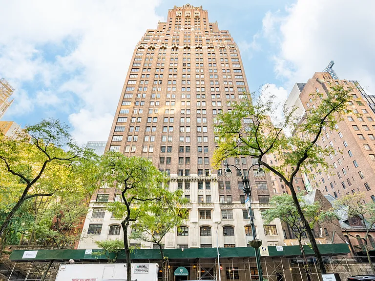 320 E 42nd St #1003 — Photo 1