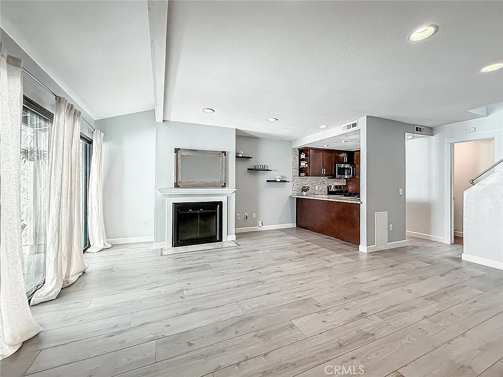 3 bed, 1215 sqft, $3,850 — Photo 4