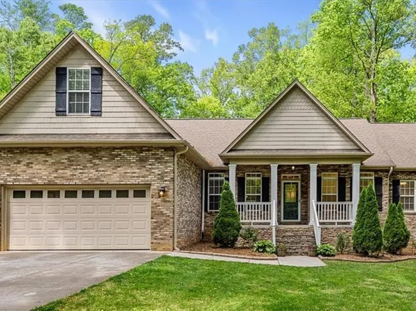 210 Hunters Glen Dr, Summerfield, NC 27358