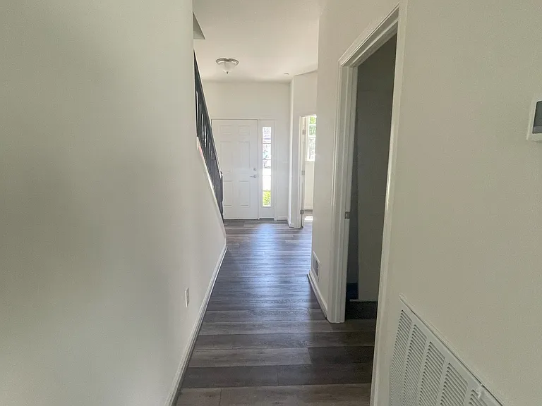 215 Thompson Ave — Photo 15