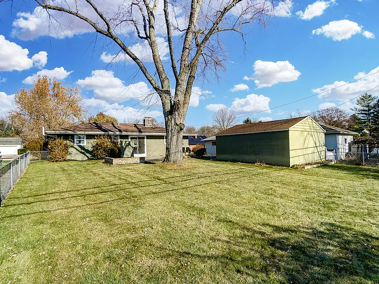 725 Latham Ct — Photo 31