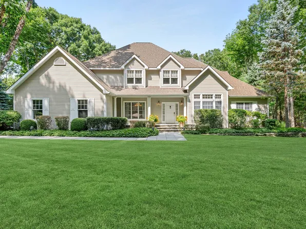 https://photos.zillowstatic.com/fp/e8357338ab9fd30ab6388e6e78314b3d-p_e.webp