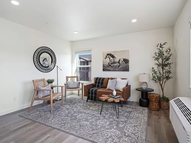 Edgewater Apartments — Photo 9