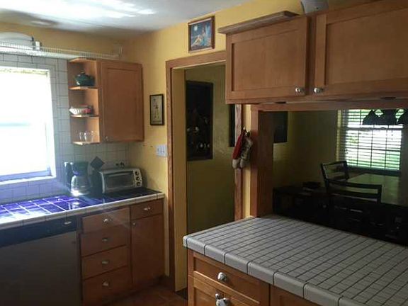 5th image of 995 Oakville Dr