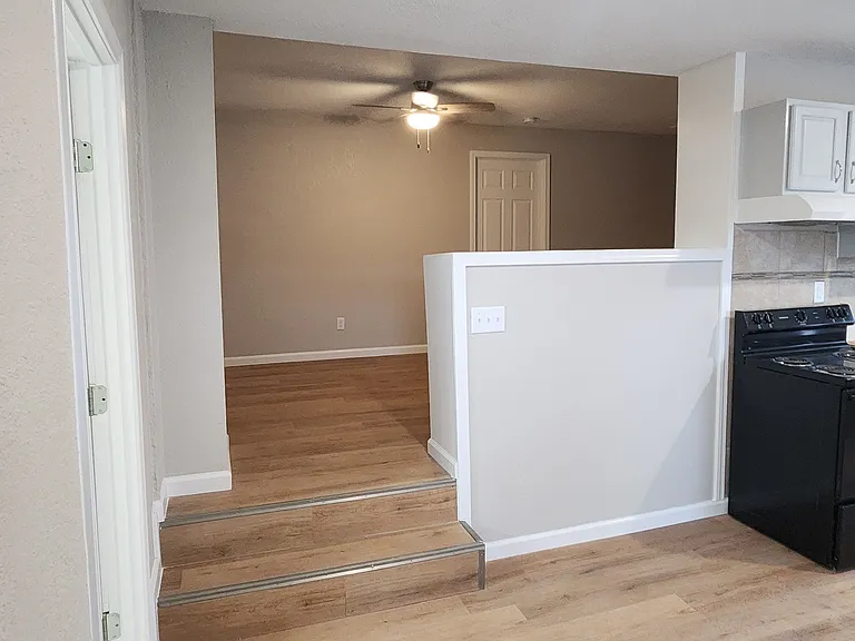 Lakefront Apartments — Photo 46