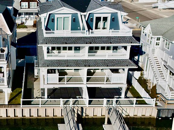 2nd image of 2425 Harbor Ave #2425