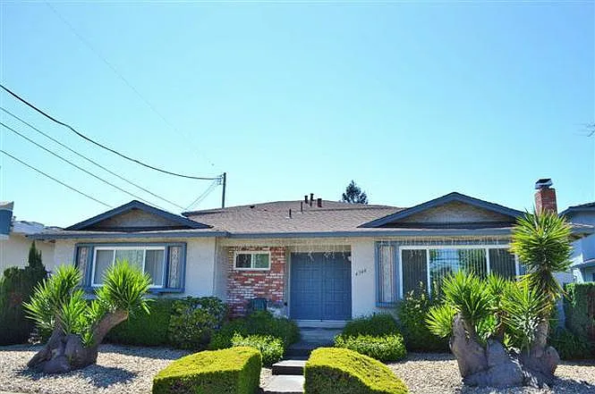 Building Photo - Moorpark Ave