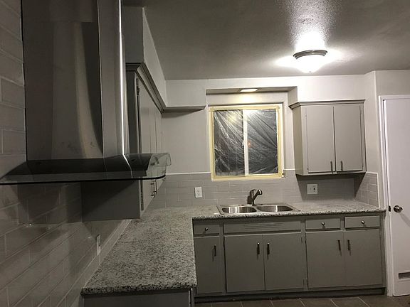 4th image of 3820 E Belmont Ave
