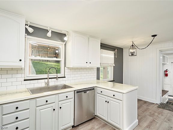 5th image of 2625 Eaton Rd NW