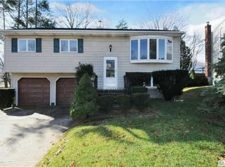 91 Morewood Dr, Smithtown, NY 11787