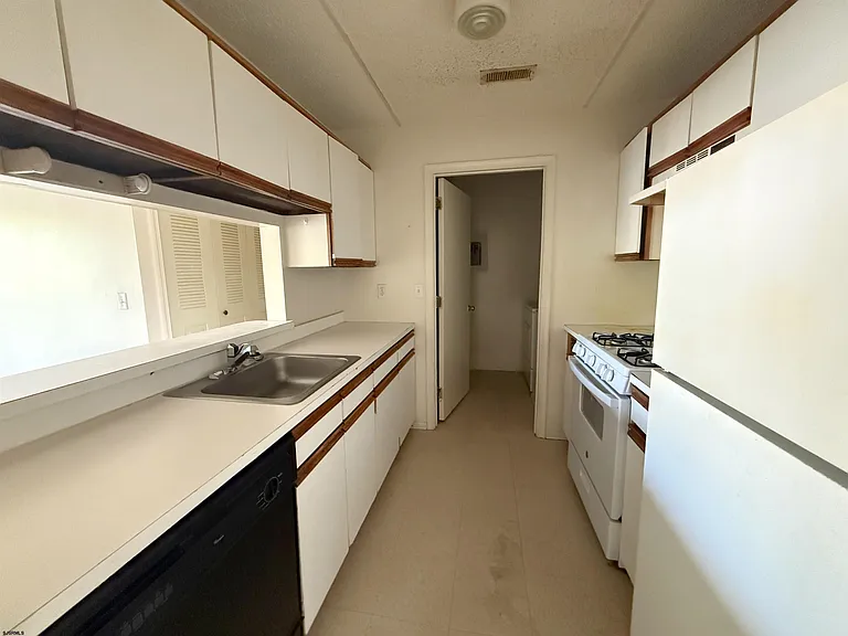 81 Colonial Ct #81 — Photo 6