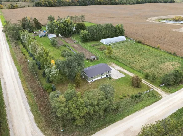 2093 Wapsie Y Rd, Coggon, IA 52218