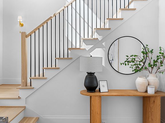 3rd image of 1140 Rosedale Dr NE