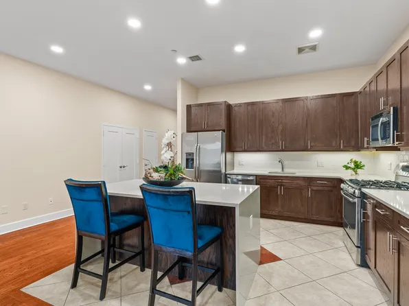 90 Bay Street Landing image 20 of 49