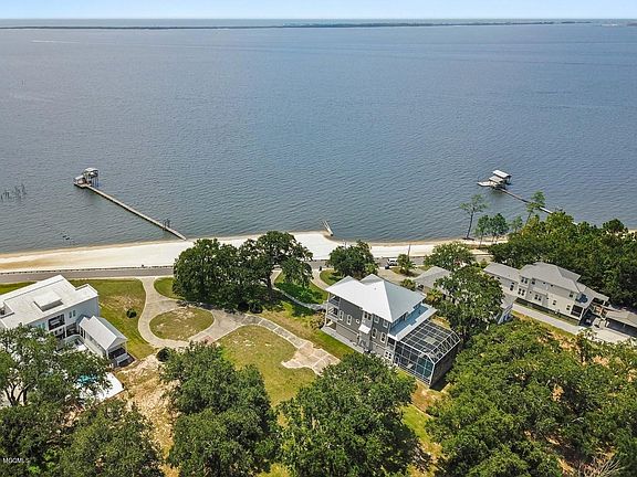 5th image of 421 E Beach Dr