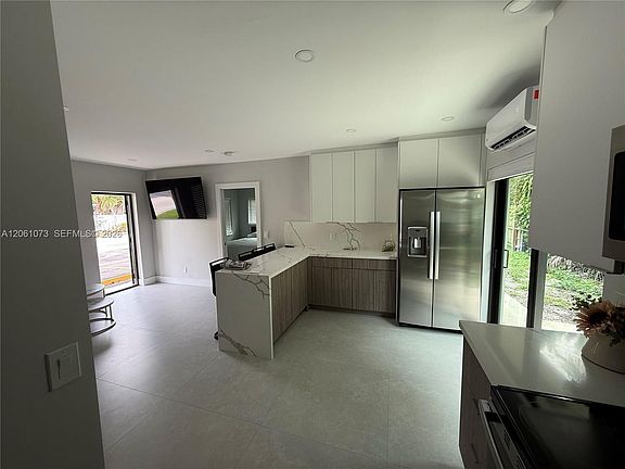 2nd image of 1050 NE 9th Ave APT 4