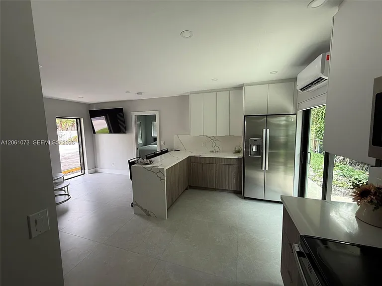 1050 NE 9th Ave #4 — Photo 2