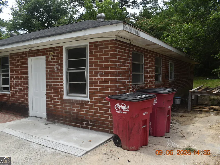 1387 Dewey St — Photo 12