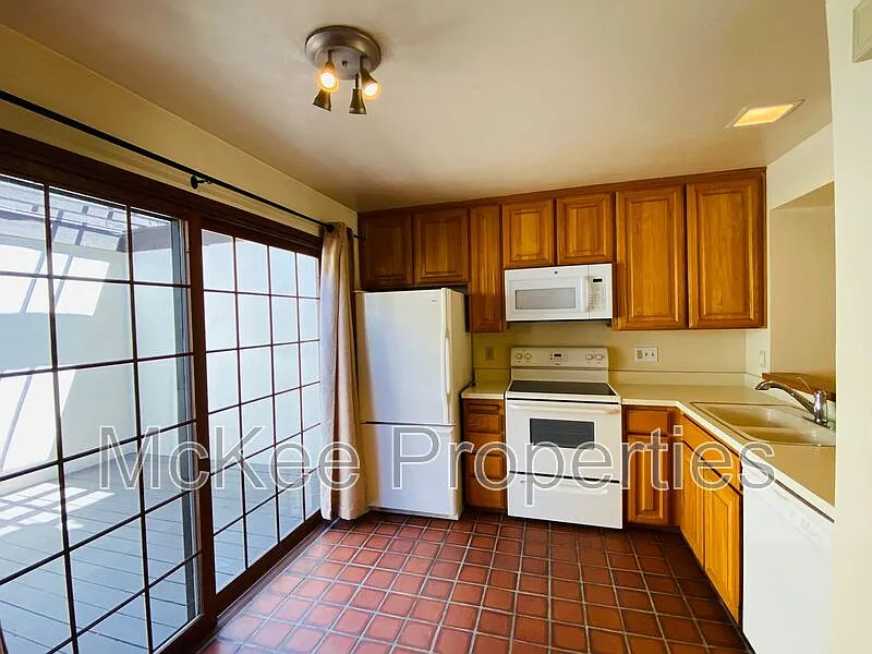 2 bed, 2.0 bath, 1056 sqft, $3,550 — Photo 3