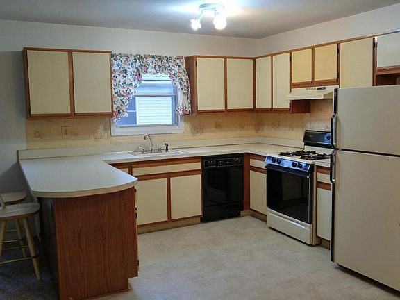 2nd image of 13 Stockport Dr