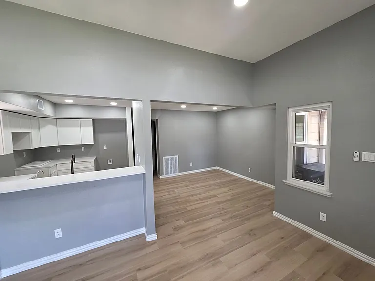 2419 E Timberview Ln — Photo 2