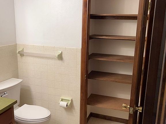 4th image of 303 Stevens St
